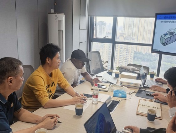 肯尼亚客户到访百惠浦环保江苏分公司工厂，双方在会议室座谈交流